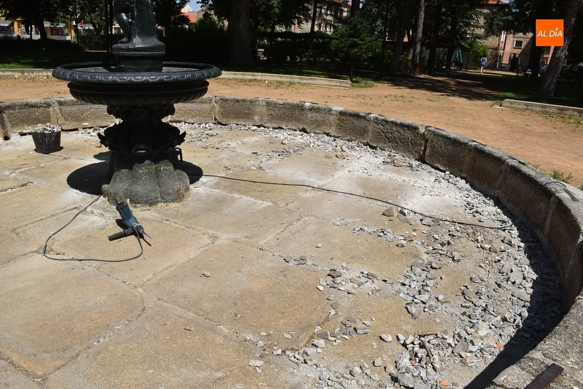 Foto 2 - En marcha la reparaci&oacute;n de la fuente de La Florida