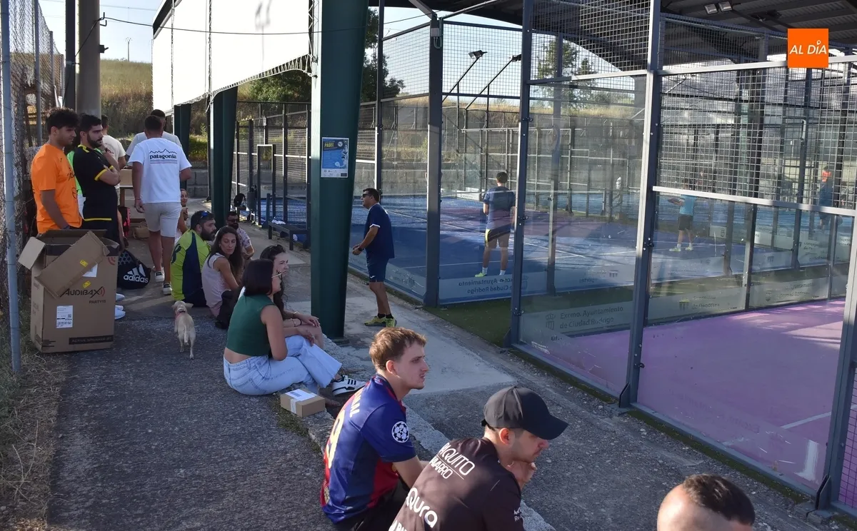 Foto 2 - En marcha el Torneo de P&aacute;del con un rotundo &eacute;xito de participaci&oacute;n y fant&aacute;stico ambiente