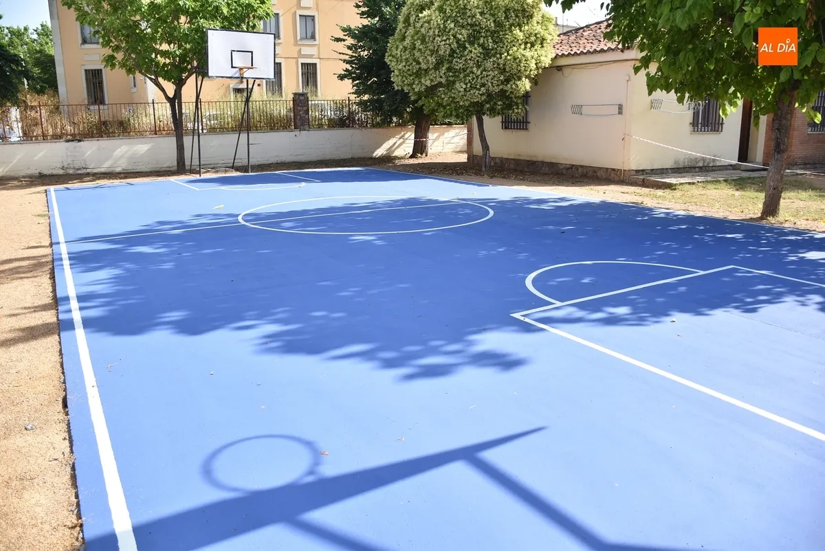 Foto 2 - Nueva vida para la veterana pista de basket del Colegio San Francisco