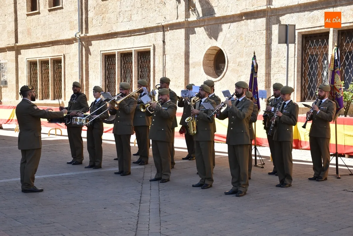 Foto 2 - La Banda de Guerra del REI N&ordm;11 completa con sus sones la ma&ntilde;ana de recuerdo y homenaje