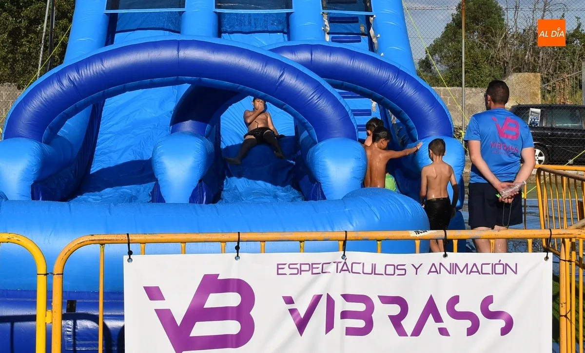 Foto 7 - Ni&ntilde;os y no tan ni&ntilde;os alivian el calor con hinchables acu&aacute;ticos y una fiesta de la espuma