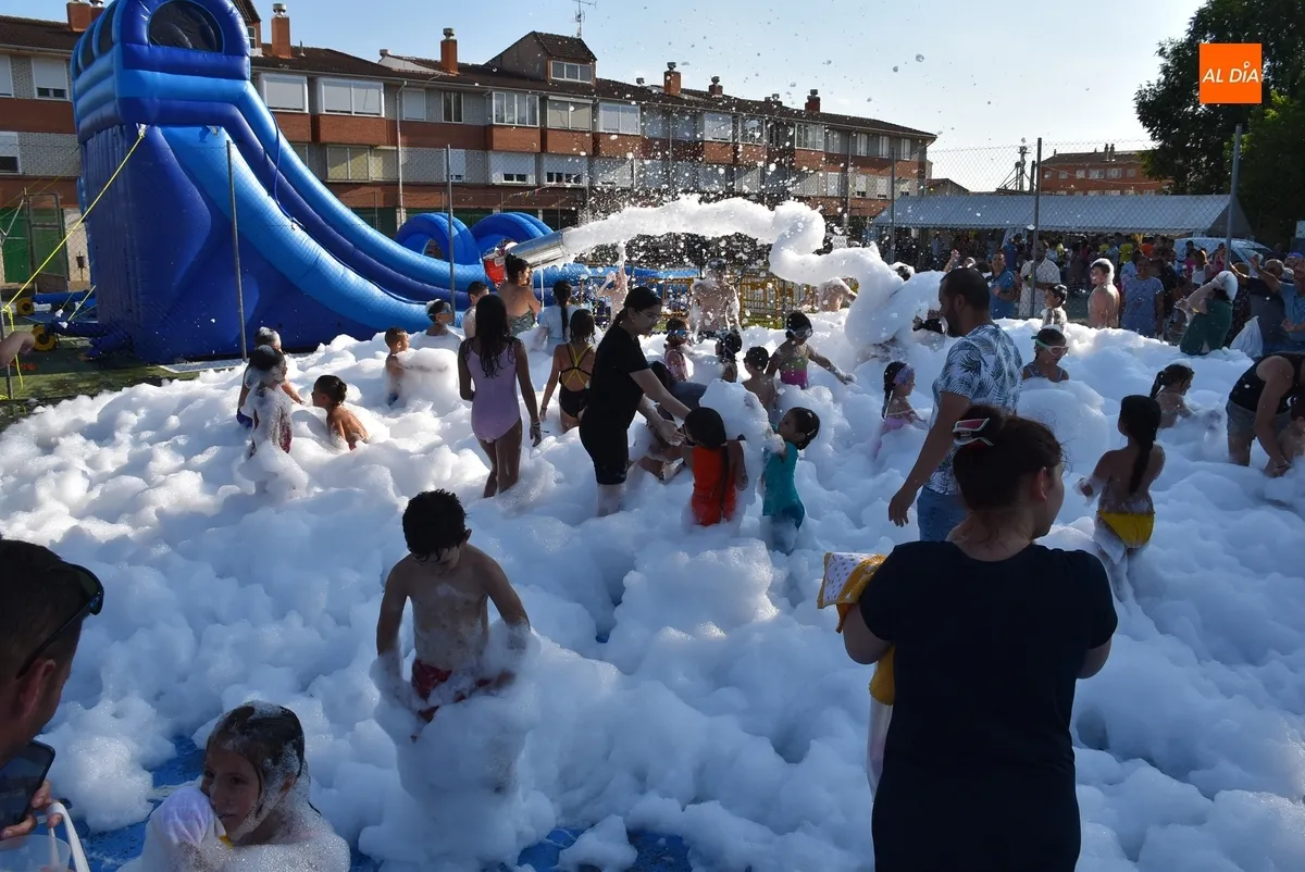 Foto 8 - Ni&ntilde;os y no tan ni&ntilde;os alivian el calor con hinchables acu&aacute;ticos y una fiesta de la espuma