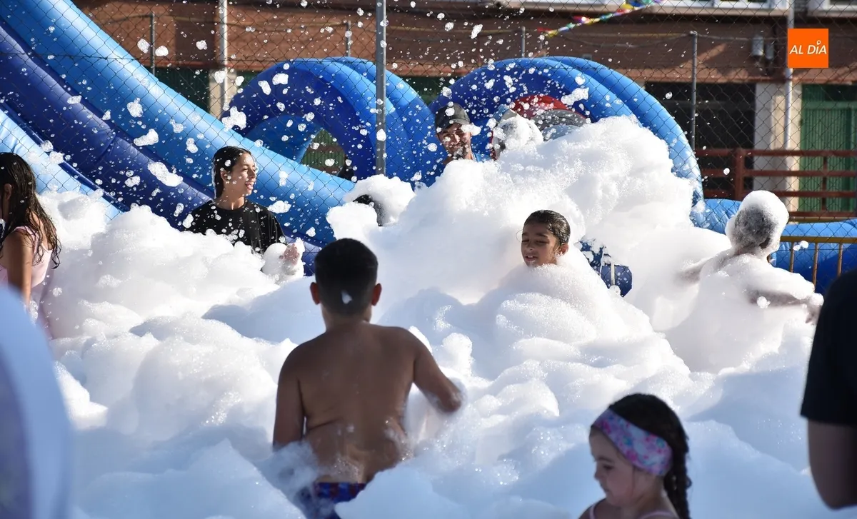 Foto 9 - Ni&ntilde;os y no tan ni&ntilde;os alivian el calor con hinchables acu&aacute;ticos y una fiesta de la espuma