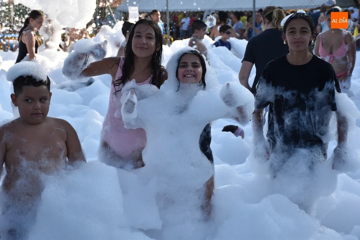 Foto 10 - Ni&ntilde;os y no tan ni&ntilde;os alivian el calor con hinchables acu&aacute;ticos y una fiesta de la espuma