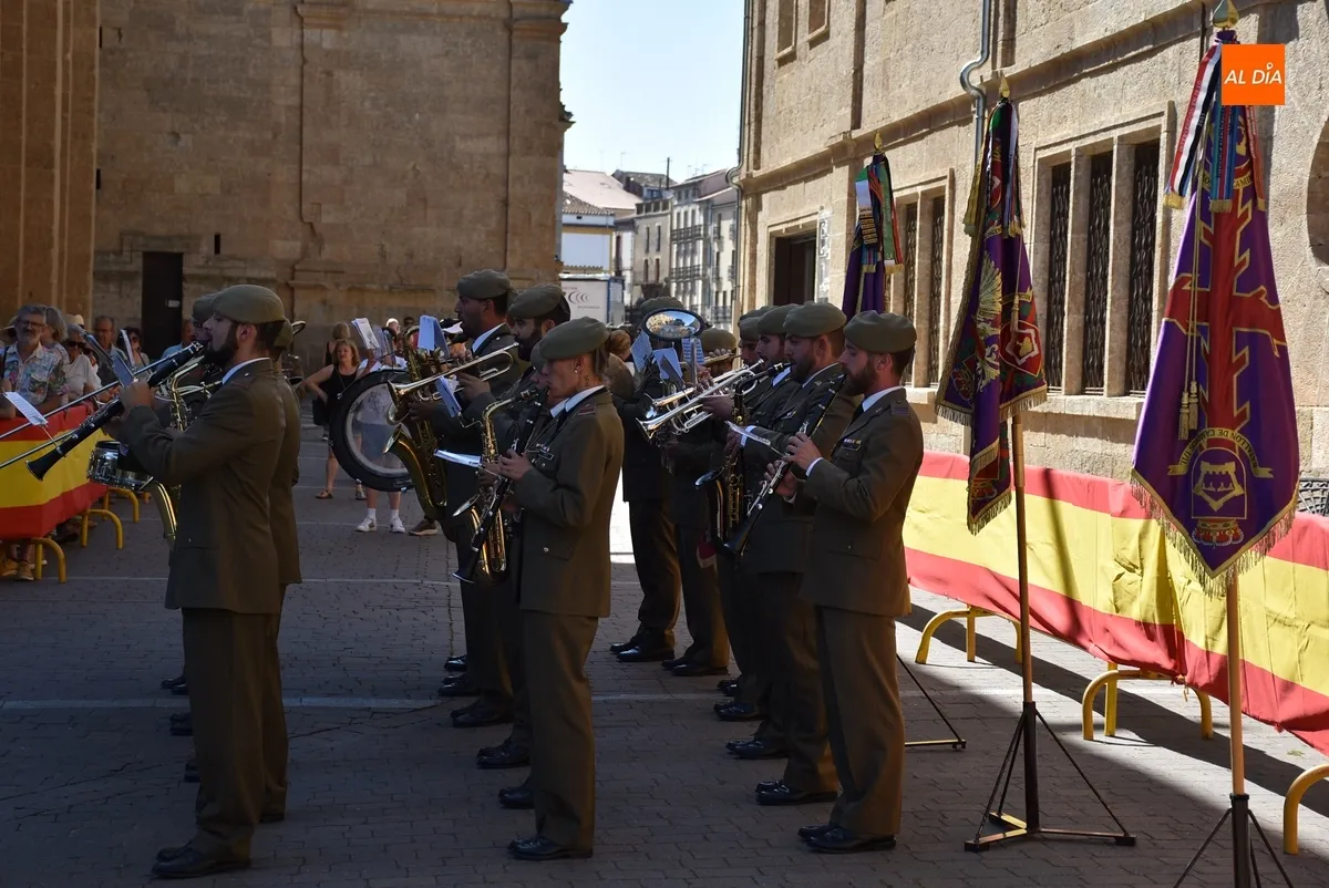 Foto 9 - La Banda de Guerra del REI N&ordm;11 completa con sus sones la ma&ntilde;ana de recuerdo y homenaje