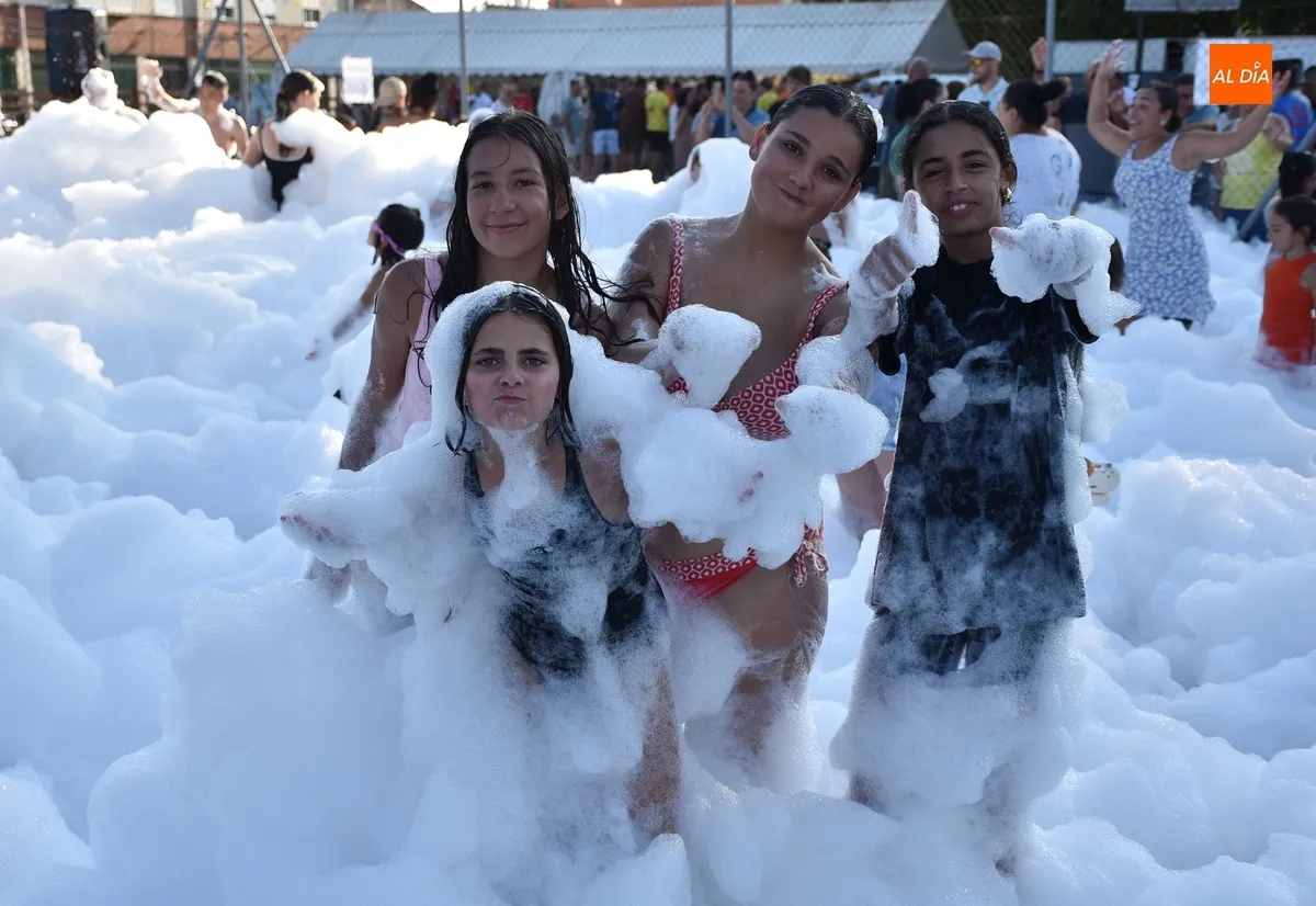 Foto 11 - Ni&ntilde;os y no tan ni&ntilde;os alivian el calor con hinchables acu&aacute;ticos y una fiesta de la espuma