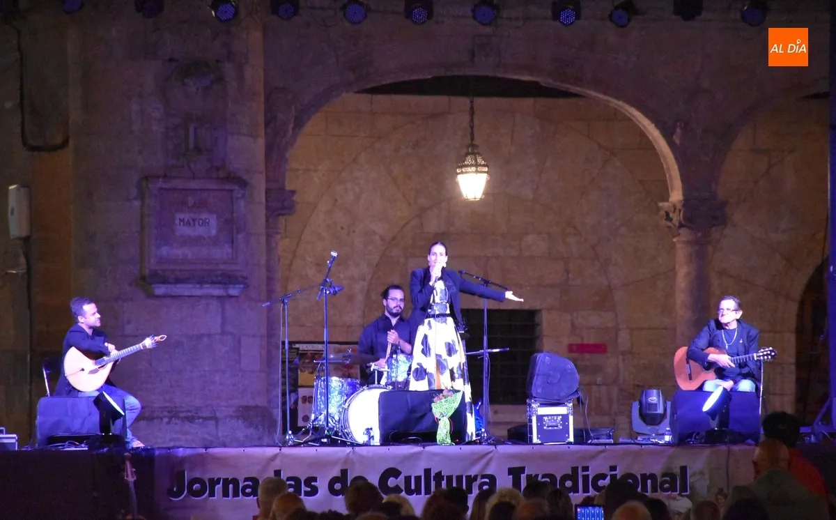 Foto 2 - Vera Nunes expande la magia de sus fados por la Plaza Mayor mirobrigense