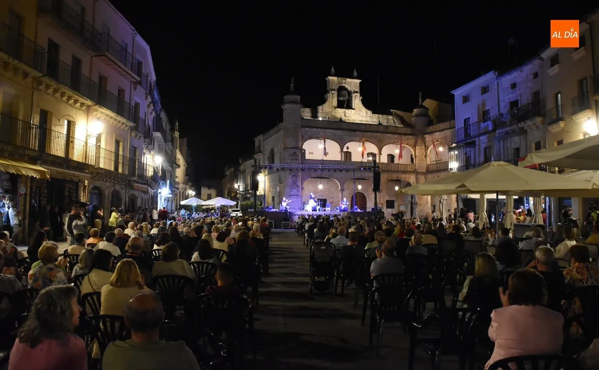 Foto 3 - Vera Nunes expande la magia de sus fados por la Plaza Mayor mirobrigense