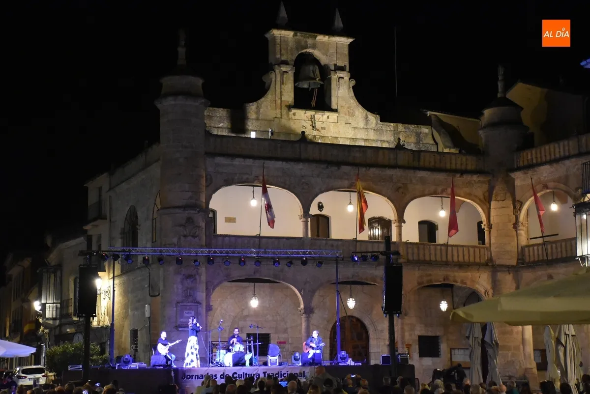 Foto 4 - Vera Nunes expande la magia de sus fados por la Plaza Mayor mirobrigense