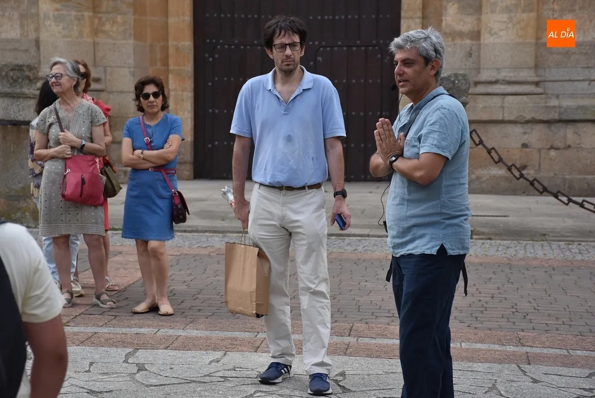 Foto 2 - Un nutrido grupo de ni&ntilde;@s toma parte en la primera visita guiada de las Jornadas Napole&oacute;nicas