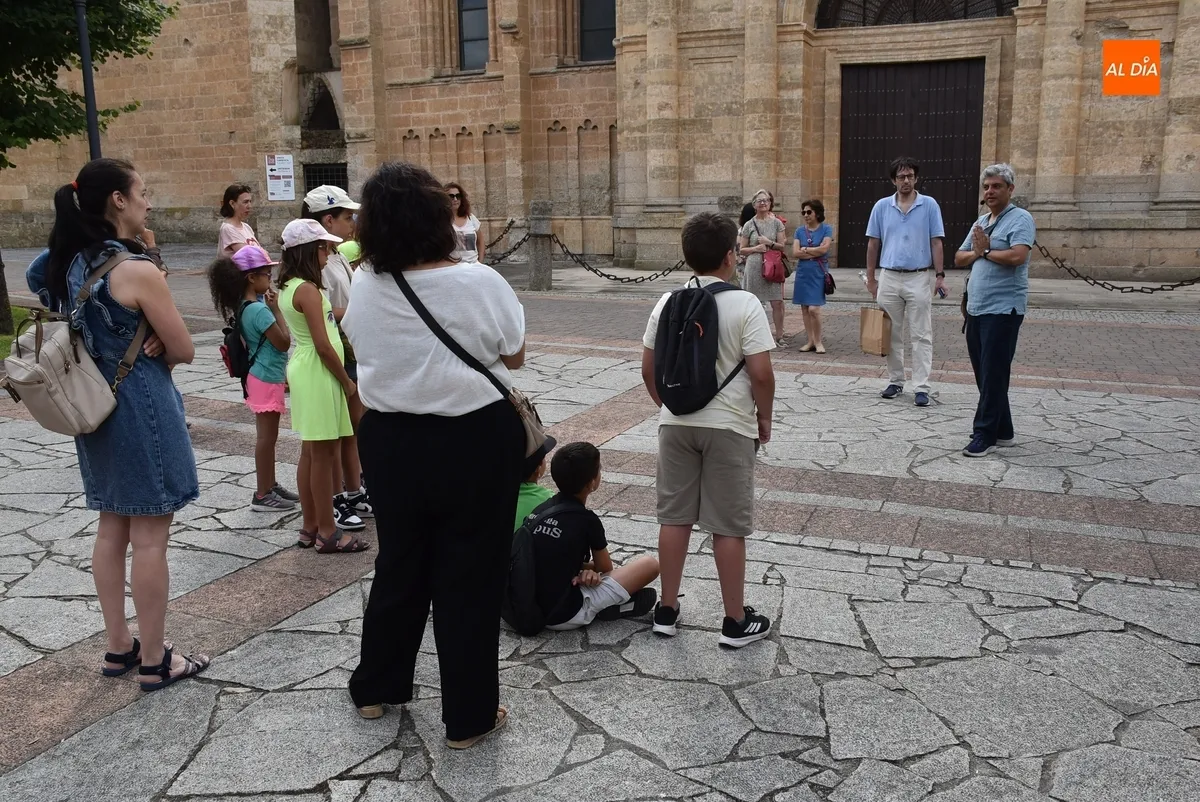 Foto 3 - Un nutrido grupo de ni&ntilde;@s toma parte en la primera visita guiada de las Jornadas Napole&oacute;nicas