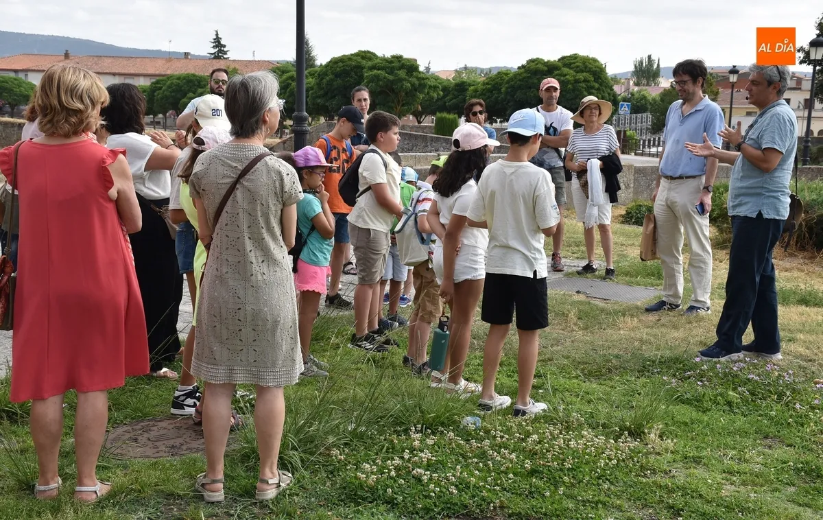 Foto 5 - Un nutrido grupo de ni&ntilde;@s toma parte en la primera visita guiada de las Jornadas Napole&oacute;nicas