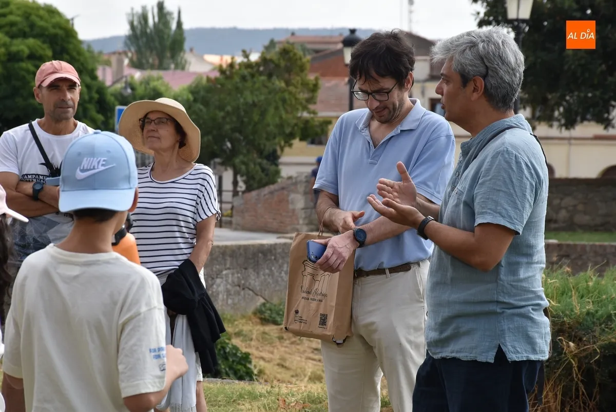 Foto 6 - Un nutrido grupo de ni&ntilde;@s toma parte en la primera visita guiada de las Jornadas Napole&oacute;nicas