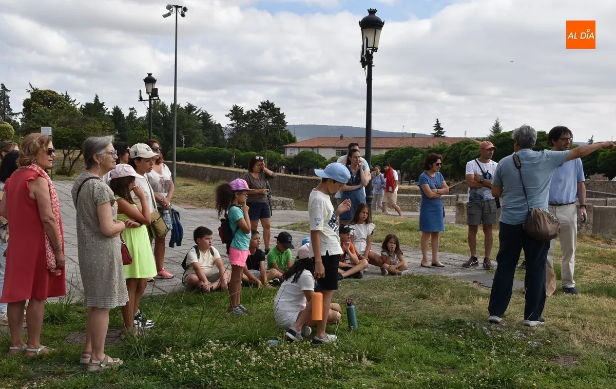 Foto 7 - Un nutrido grupo de ni&ntilde;@s toma parte en la primera visita guiada de las Jornadas Napole&oacute;nicas