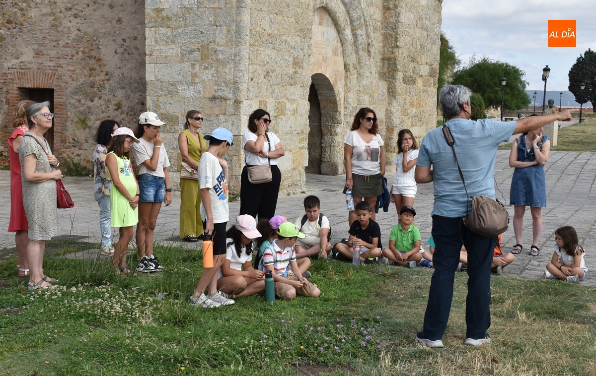 Un nutrido grupo de niñ@s toma parte en la primera visita guiada de las Jornadas Napoleónicas
