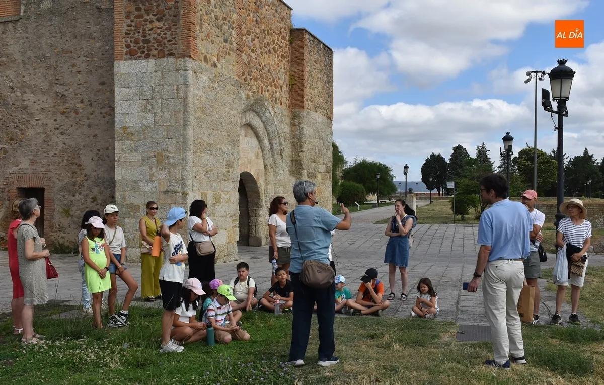 Foto 8 - Un nutrido grupo de ni&ntilde;@s toma parte en la primera visita guiada de las Jornadas Napole&oacute;nicas