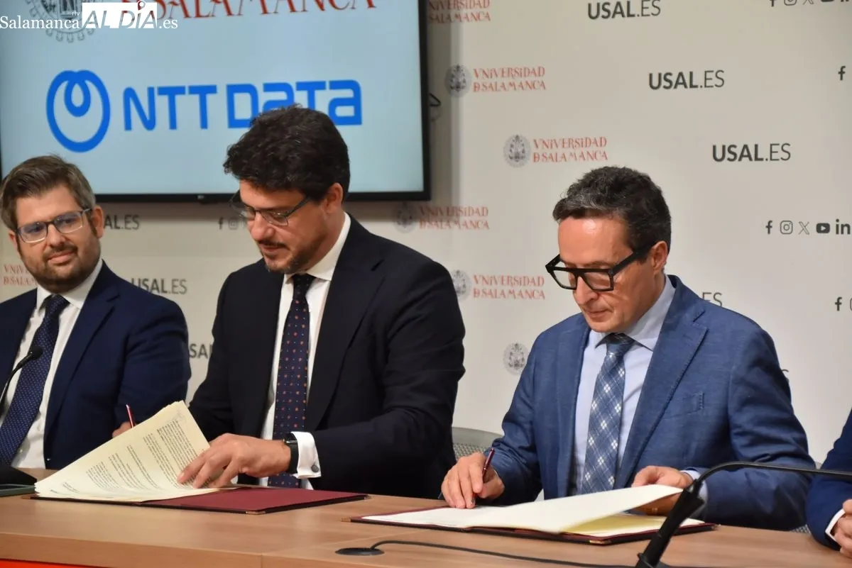 Firma del acuedo por los representantes de las instituciones. Fotos de Miguel González