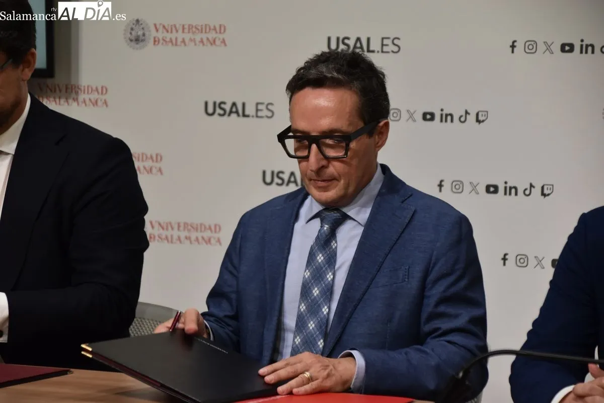 Firma del acuedo por los representantes de las instituciones. Fotos de Miguel González