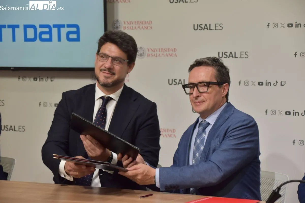 Firma del acuedo por los representantes de las instituciones. Fotos de Miguel González