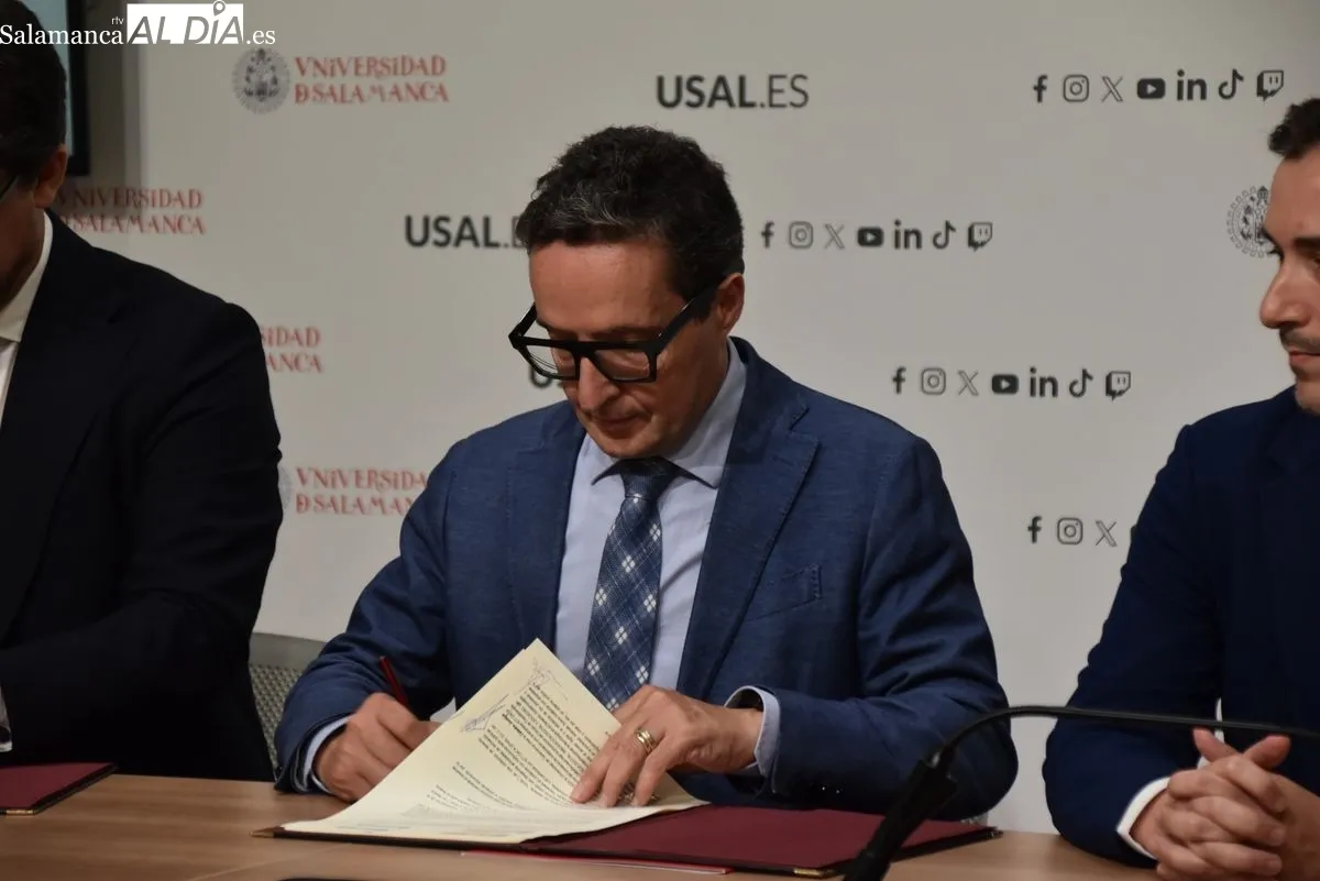 Firma del acuedo por los representantes de las instituciones. Fotos de Miguel González