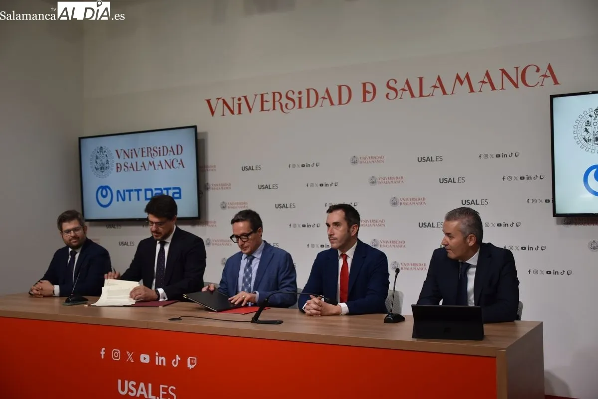 Firma del acuedo por los representantes de las instituciones. Fotos de Miguel González