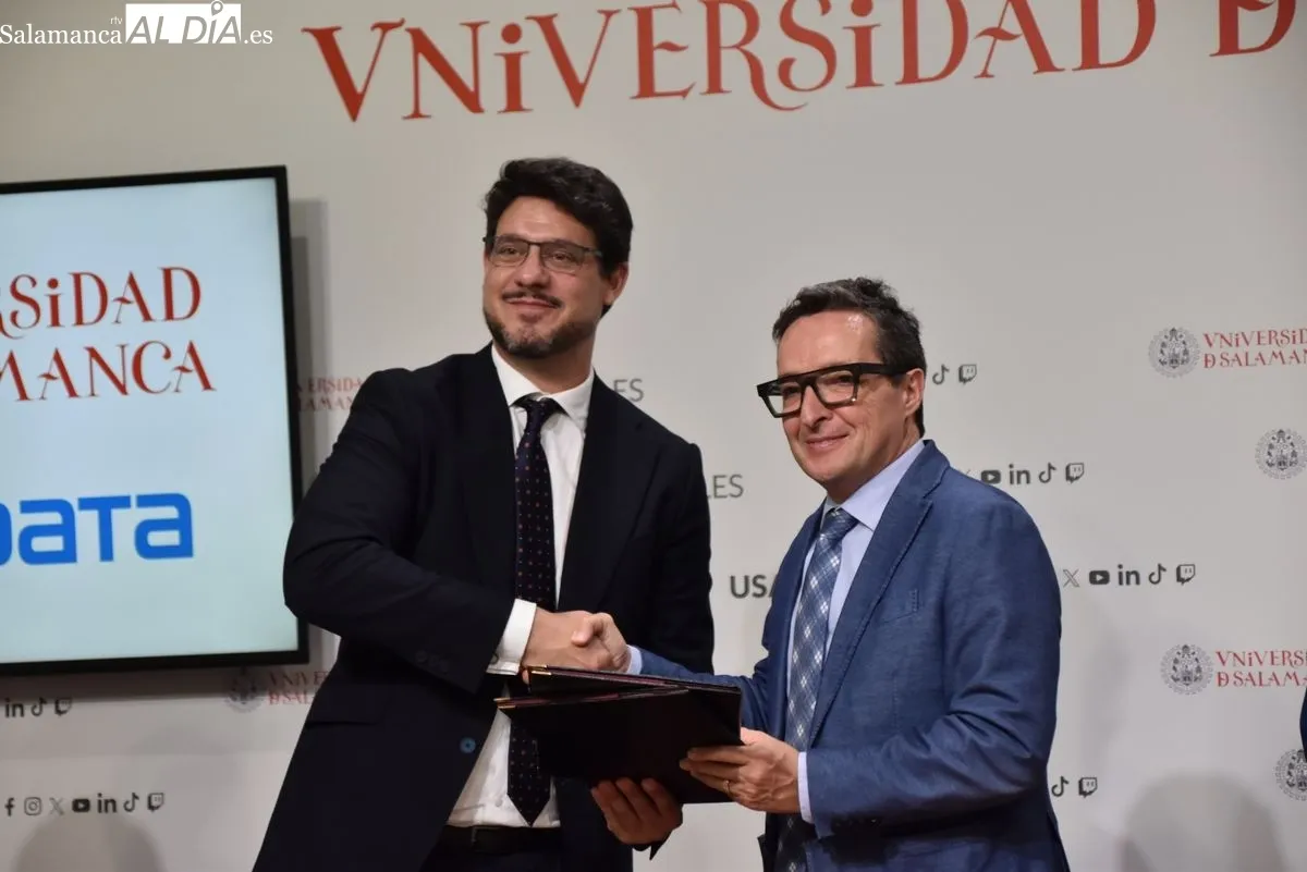 Firma del acuedo por los representantes de las instituciones. Fotos de Miguel González