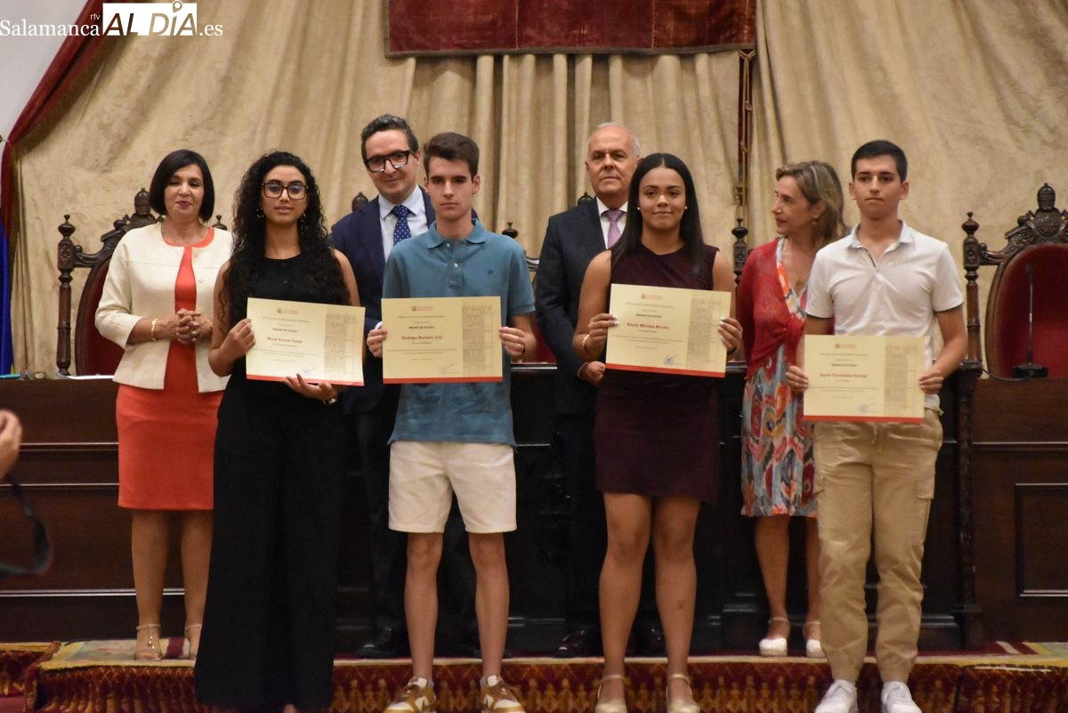 Wisal Amine Hadar, del IES Tierra, recibe la distinción de la USAL como una de las mejores de la PAU