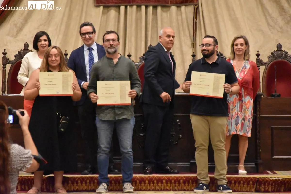 Foto 4 - Wisal Amine Hadar, del IES Tierra, recibe la distinci&oacute;n de la USAL como una de las mejores de la PAU