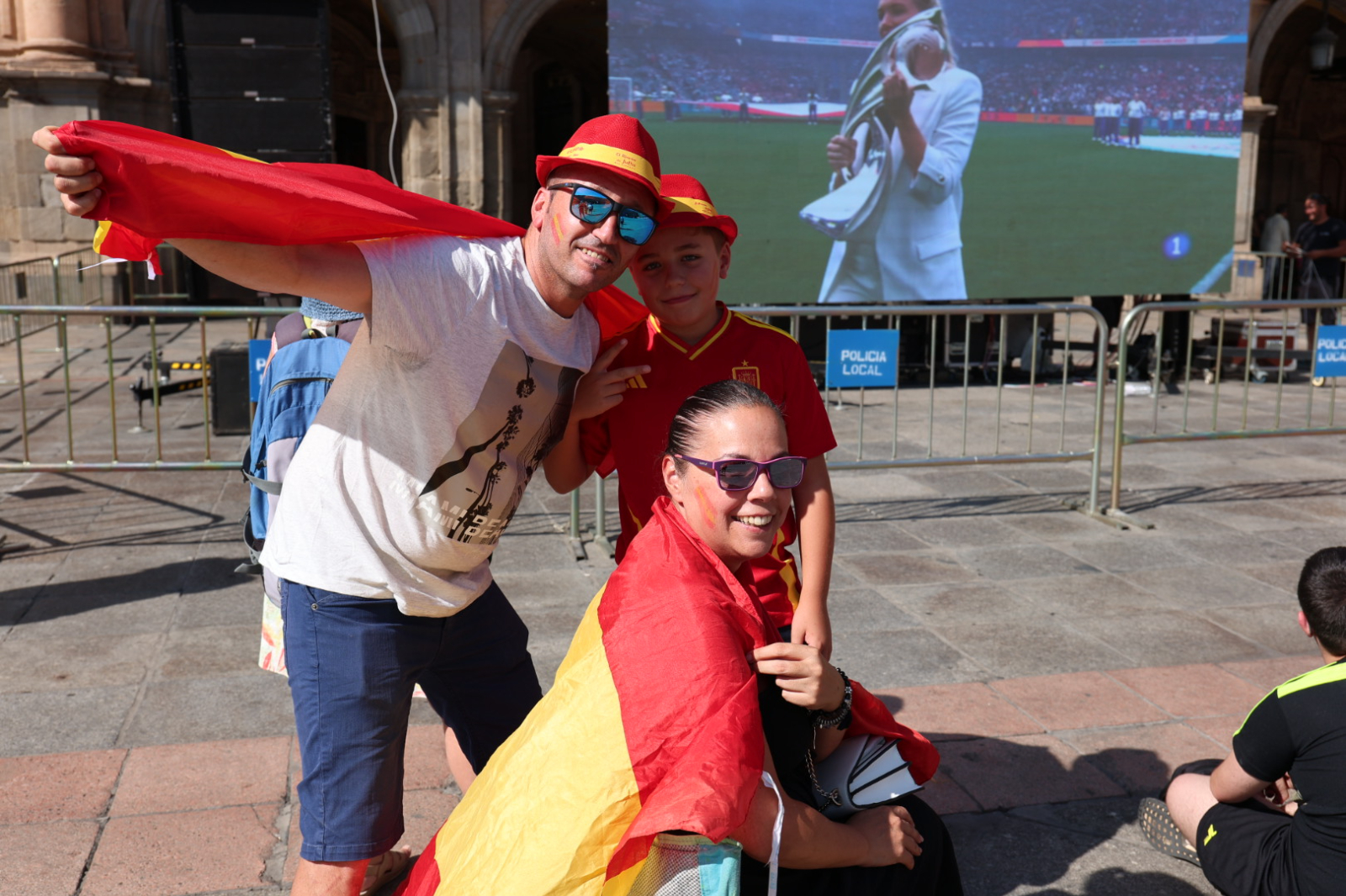  Los salmantinos apoyan a la Selección Femenina desde la Plaza Mayor