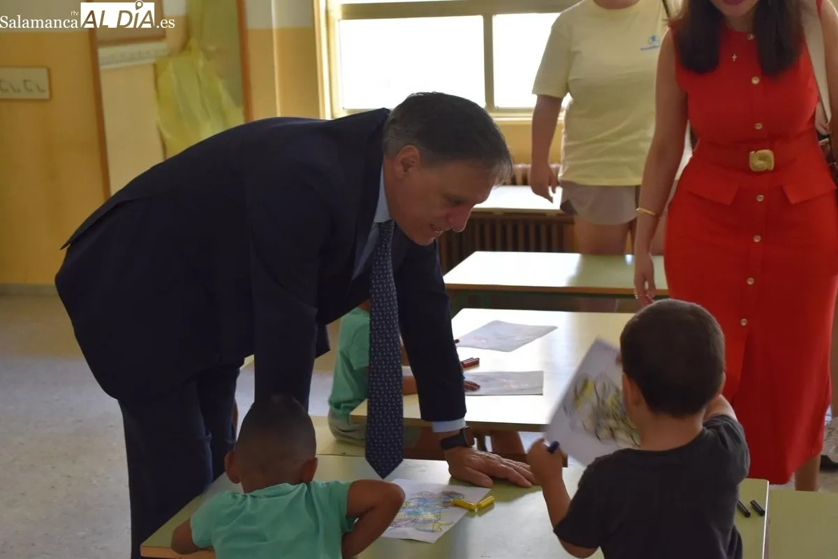 El alcalde de Salamanca, Carlos García Carbayo, visita a participantes en las ludotecas de verano en el Colegio Caja de Ahorros. Foto de Miguel González 