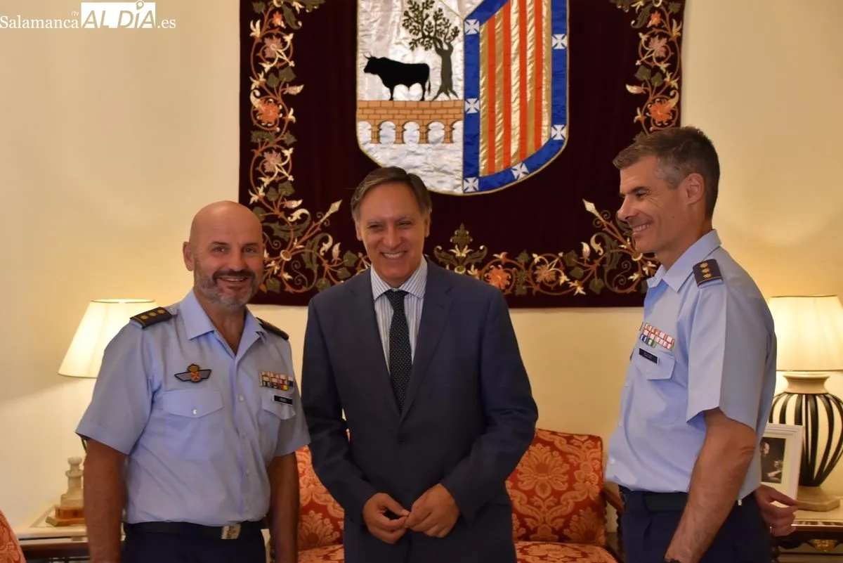 El alcalde de Salamanca, Carlos García Carbayo, ha recibido en el consistorio a los coroneles Francisco Javier Mendi Pompa y José Ignacio Ruiz de Eguilaz Martín. Fotos: Miguel Án. González