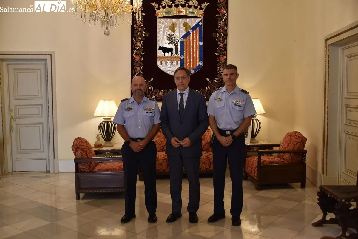 El alcalde de Salamanca, Carlos García Carbayo, ha recibido en el consistorio a los coroneles Francisco Javier Mendi Pompa y José Ignacio Ruiz de Eguilaz Martín. Fotos: Miguel Án. González