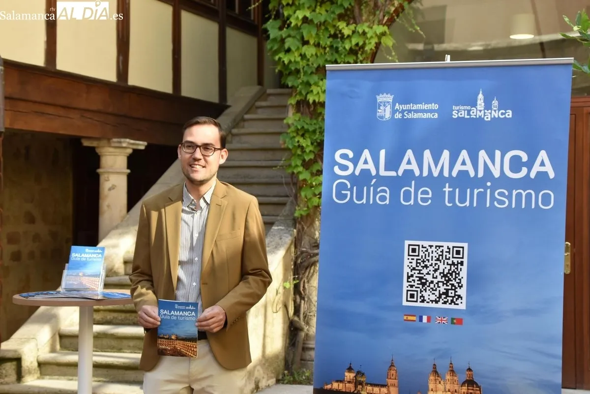 El concejal de Turismo, Ángel Fernández, presenta la nueva guía de recepción de recursos turísticos de la ciudad de Salamanca, en el Centro de Recepción de Visitantes de la Fonda Veracruz. Foto de Miguel González
