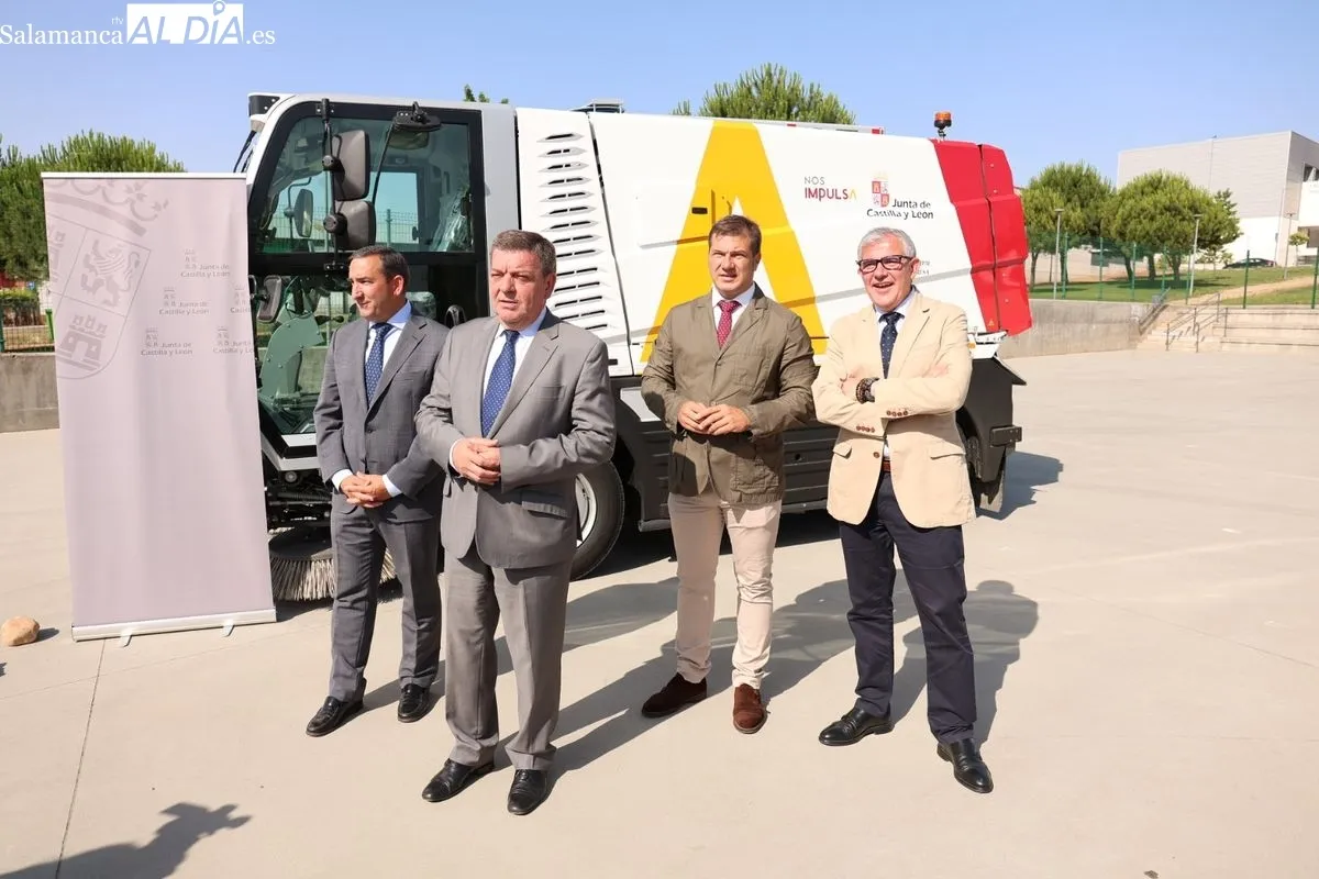 El consejero de la Presidencia, Luis Miguel González Gago, en su visita a Aldeatejada. Foto de David Sañudo