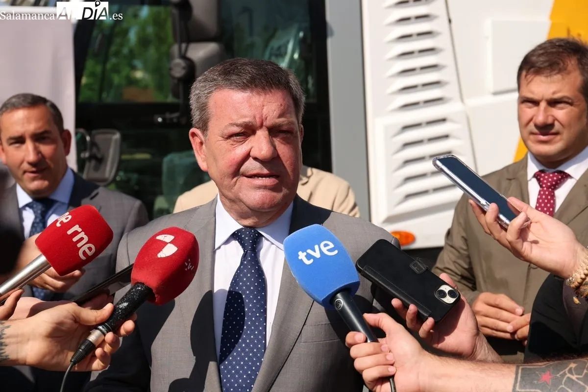 El consejero de la Presidencia, Luis Miguel González Gago, en su visita a Aldeatejada. Foto de David Sañudo
