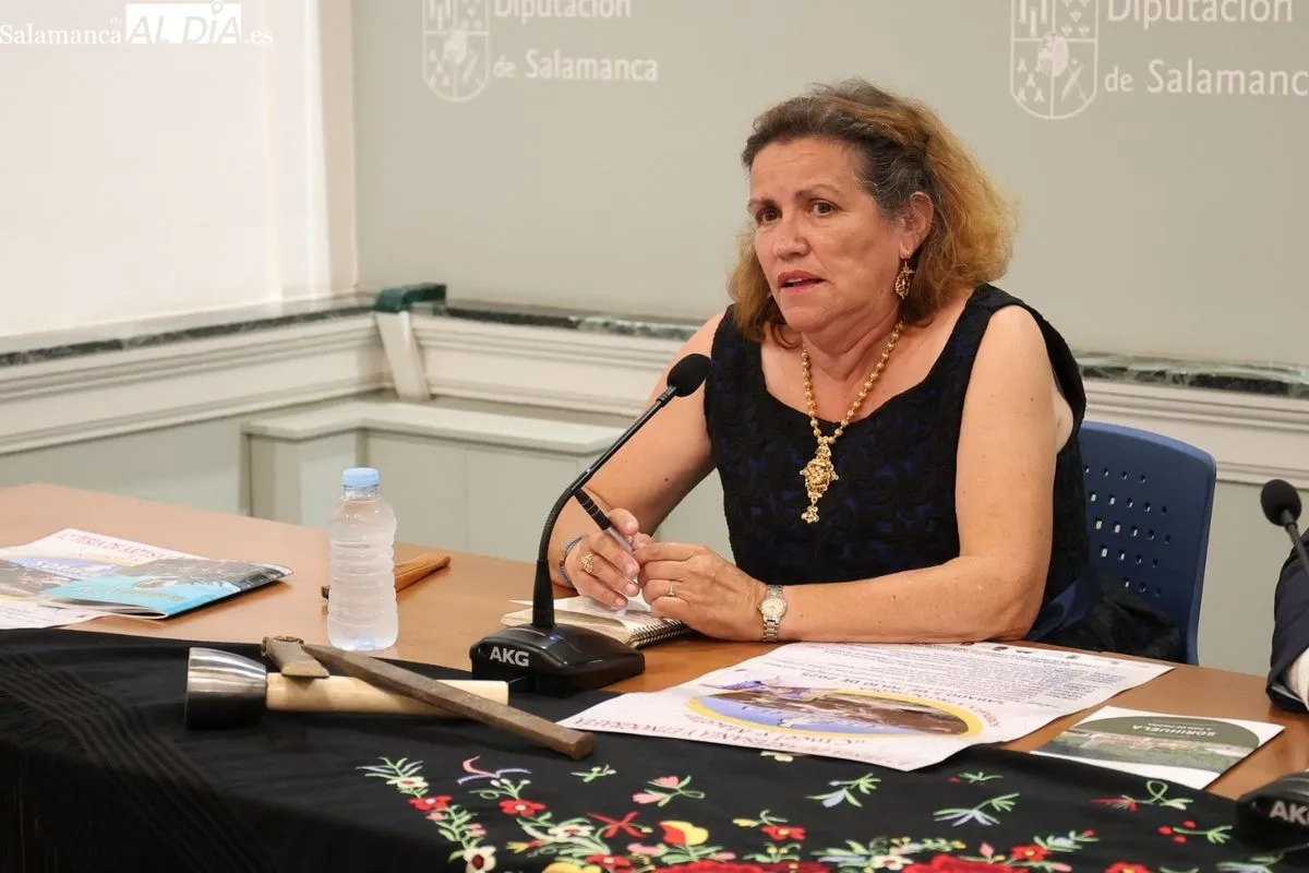 Presentación de la I Feria de Artesanía y Etnografía con el diputado de Cultura, David Mingo, y la diputada de Ferias y Mercados y alcaldesa de la localidad, Nieves García Mateos. Foto David Sañudo