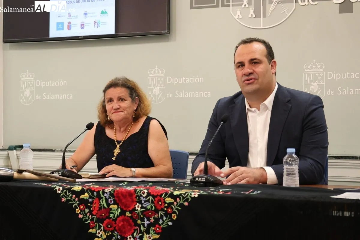Presentación de la I Feria de Artesanía y Etnografía con el diputado de Cultura, David Mingo, y la diputada de Ferias y Mercados y alcaldesa de la localidad, Nieves García Mateos. Foto David Sañudo