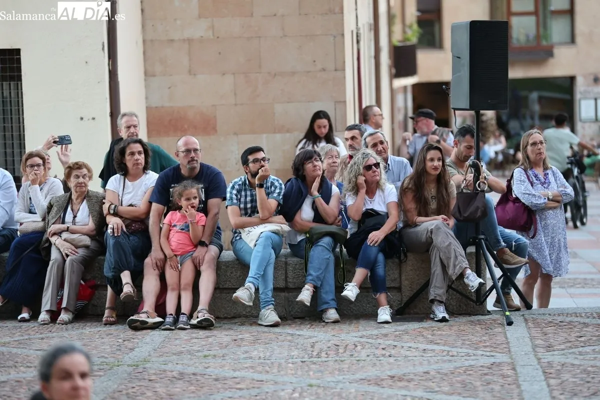 ‘Encuentro en el balneario. Entre la monotonía y el despertar’, de la Troyana, en el Patio Chico de Salamanca. Fotos: David Sañudo