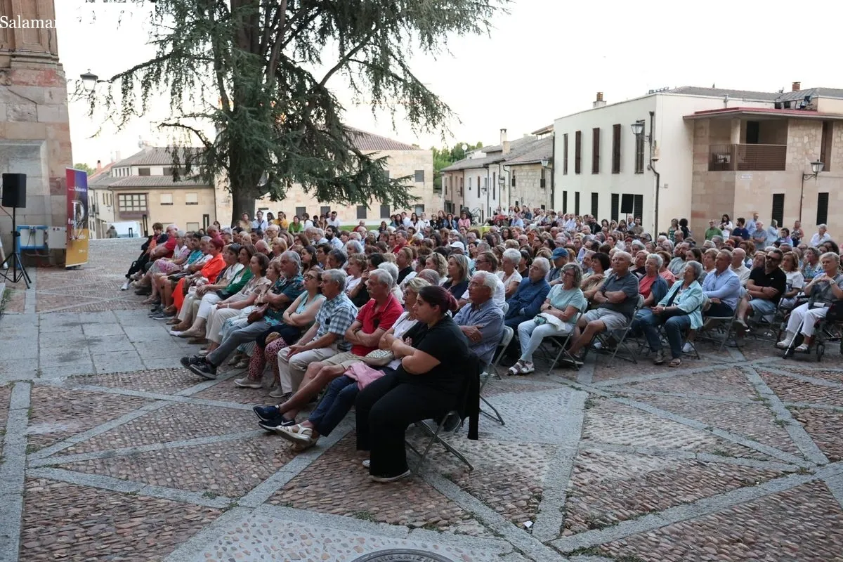 ‘Encuentro en el balneario. Entre la monotonía y el despertar’, de la Troyana, en el Patio Chico de Salamanca. Fotos: David Sañudo