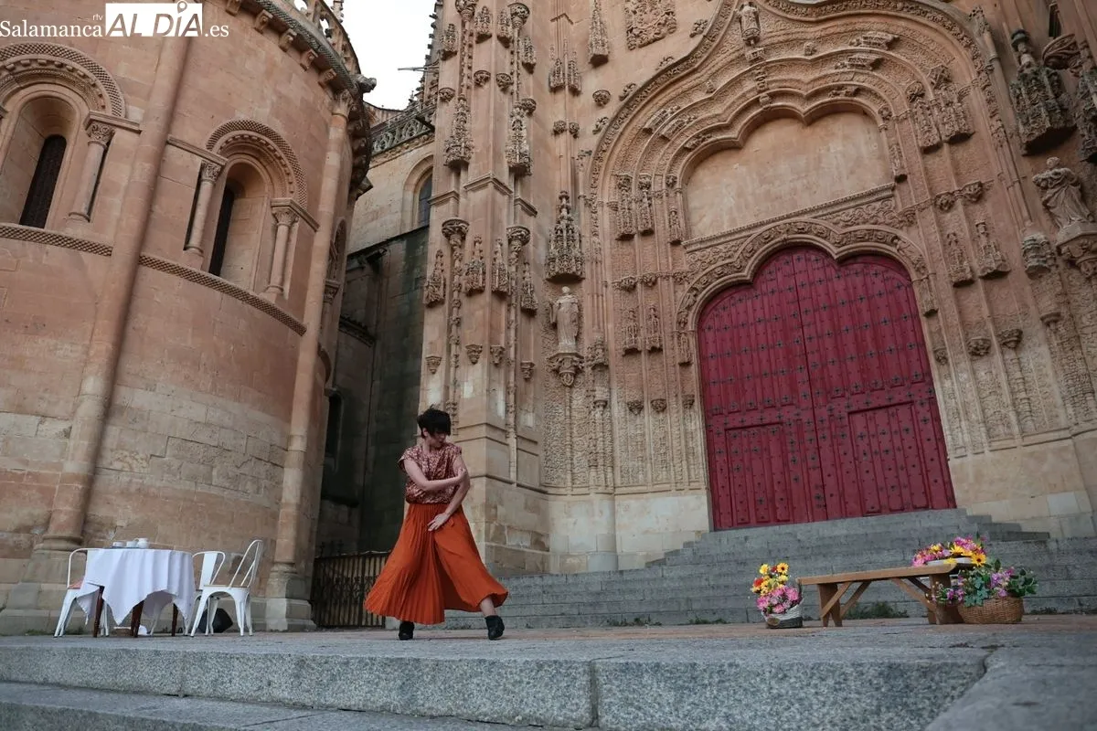 ‘Encuentro en el balneario. Entre la monotonía y el despertar’, de la Troyana, en el Patio Chico de Salamanca. Fotos: David Sañudo