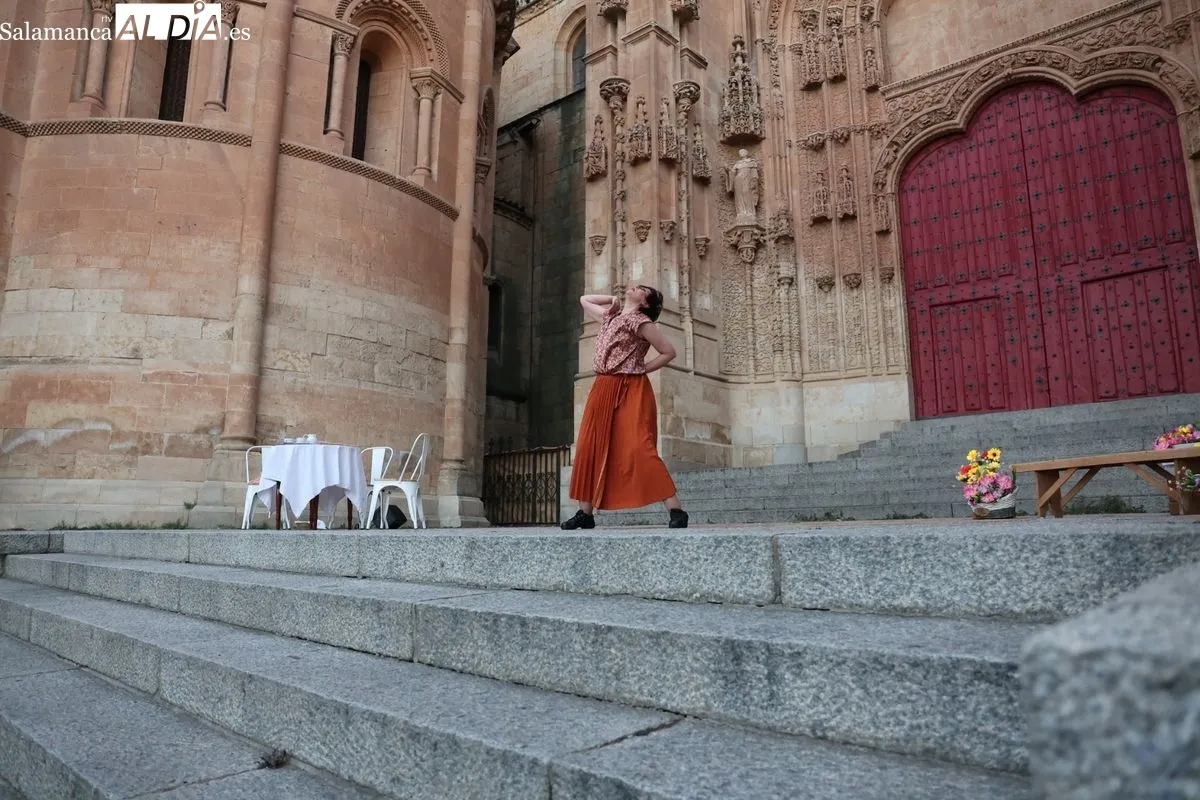 ‘Encuentro en el balneario. Entre la monotonía y el despertar’, de la Troyana, en el Patio Chico de Salamanca. Fotos: David Sañudo