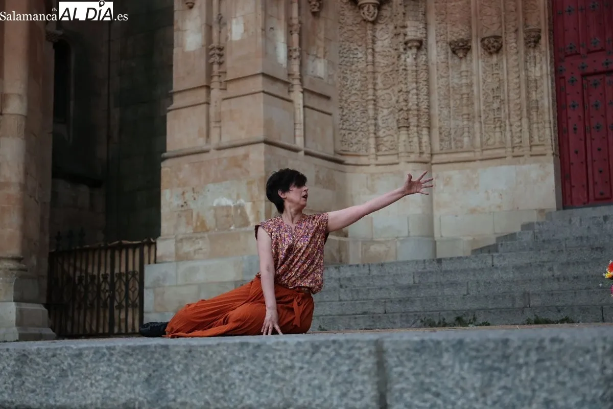‘Encuentro en el balneario. Entre la monotonía y el despertar’, de la Troyana, en el Patio Chico de Salamanca. Fotos: David Sañudo