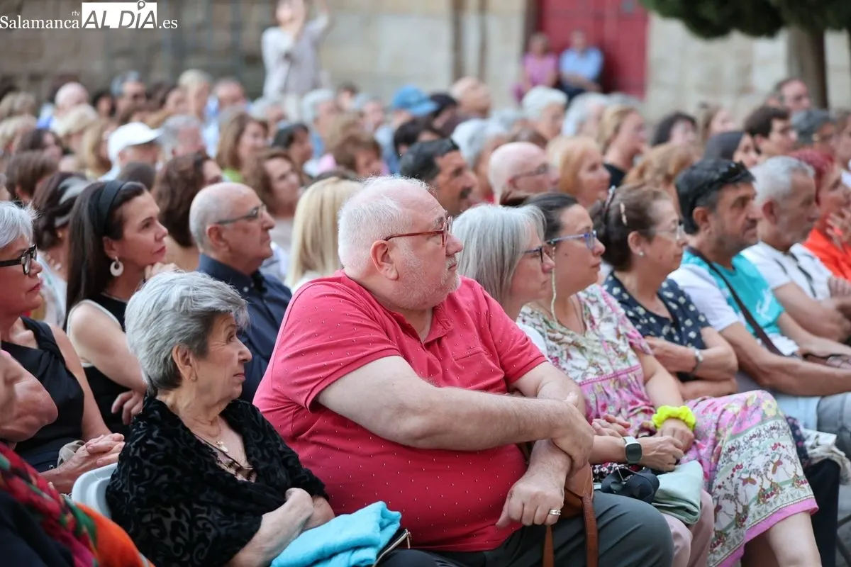 ‘Encuentro en el balneario. Entre la monotonía y el despertar’, de la Troyana, en el Patio Chico de Salamanca. Fotos: David Sañudo