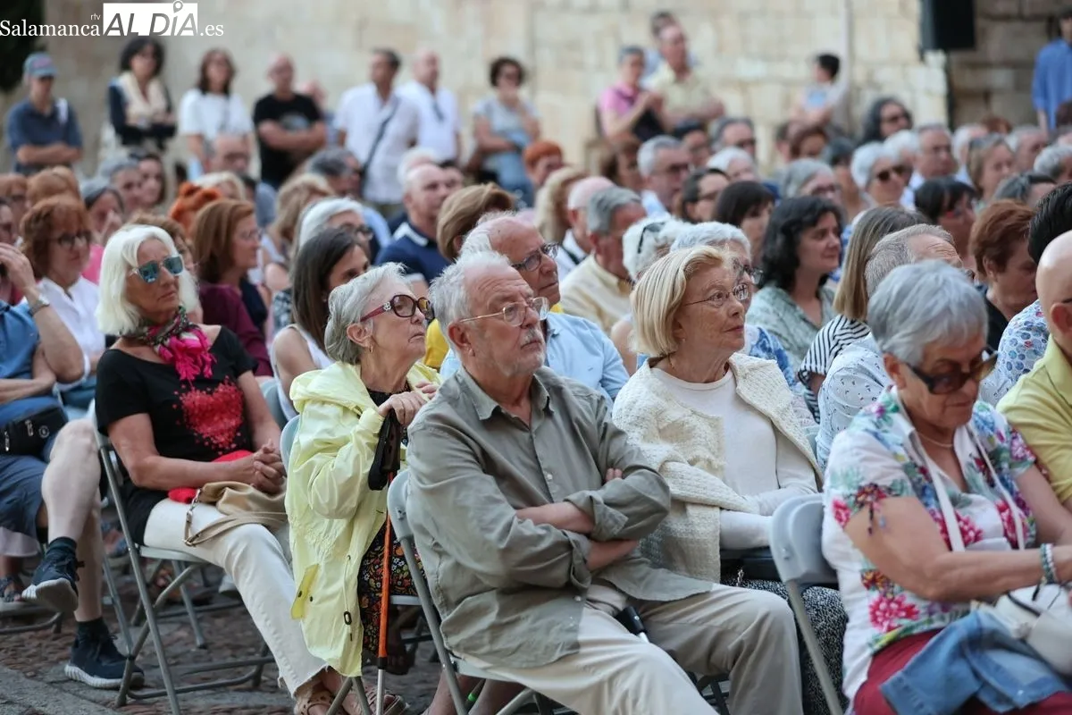 ‘Encuentro en el balneario. Entre la monotonía y el despertar’, de la Troyana, en el Patio Chico de Salamanca. Fotos: David Sañudo