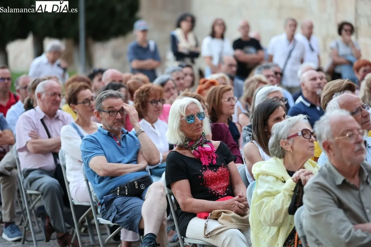 ‘Encuentro en el balneario. Entre la monotonía y el despertar’, de la Troyana, en el Patio Chico de Salamanca. Fotos: David Sañudo