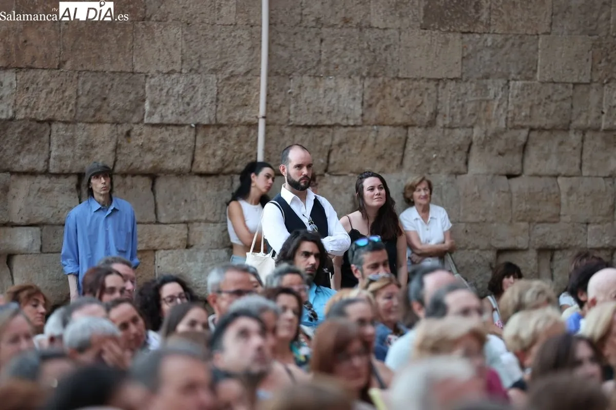 ‘Encuentro en el balneario. Entre la monotonía y el despertar’, de la Troyana, en el Patio Chico de Salamanca. Fotos: David Sañudo