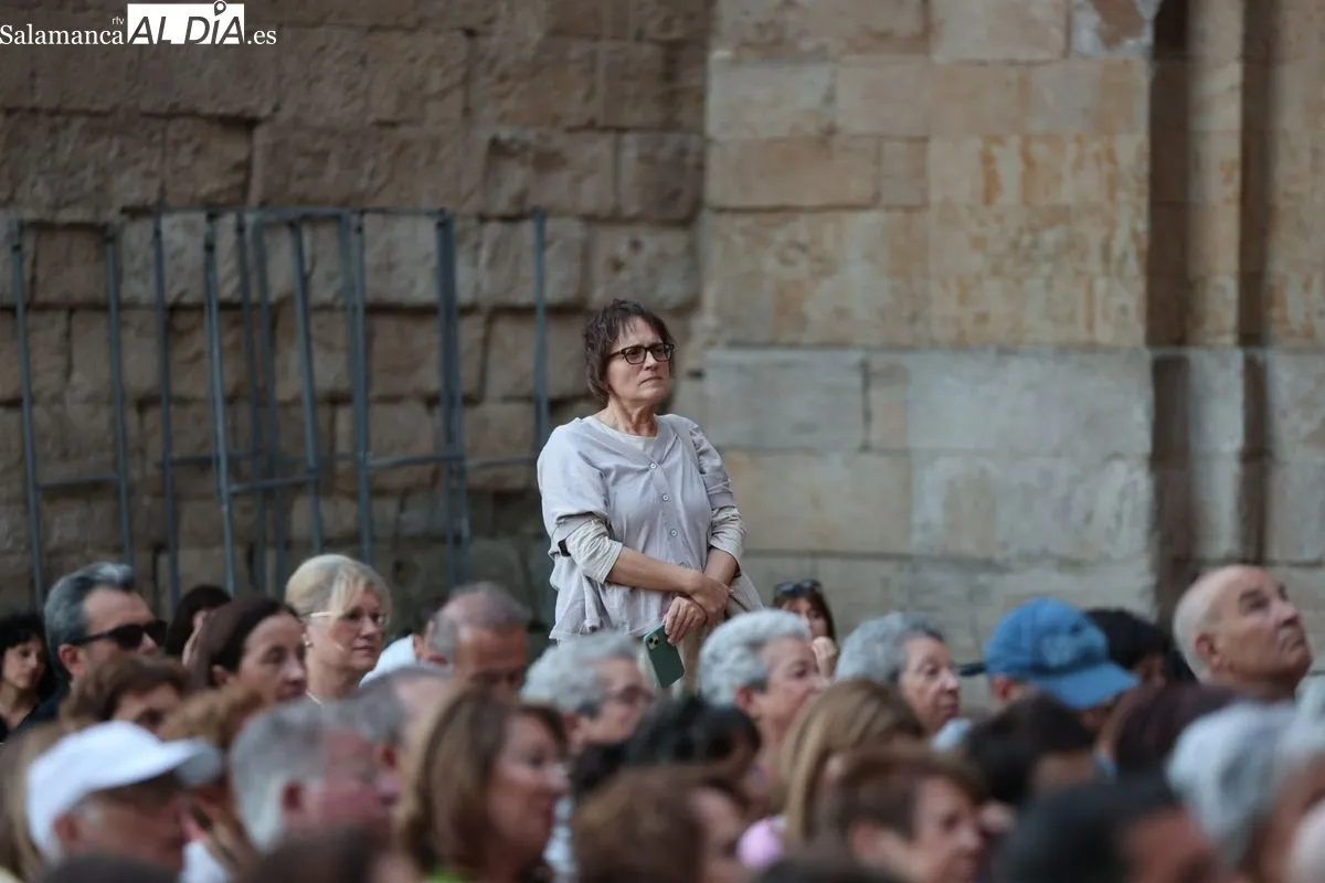 ‘Encuentro en el balneario. Entre la monotonía y el despertar’, de la Troyana, en el Patio Chico de Salamanca. Fotos: David Sañudo