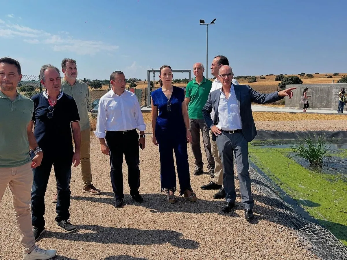 El presidente de la Diputación de Salamanca, Javier Iglesias, acompañado del delegado territorial de la Junta, Eloy Ruiz, y otras autoridades, ha visitado la nueva EDAR en Mozárbez