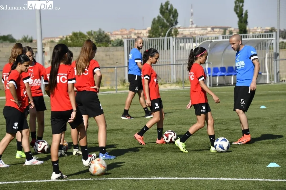 Futfem Experience, primer campus de fútbol para niñas en Salamanca, con Carmen Álvarez y Lauris Rodríguez