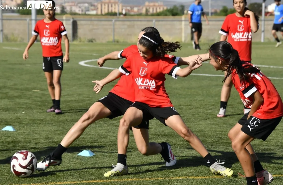 Futfem Experience, primer campus de fútbol para niñas en Salamanca, con Carmen Álvarez y Lauris Rodríguez